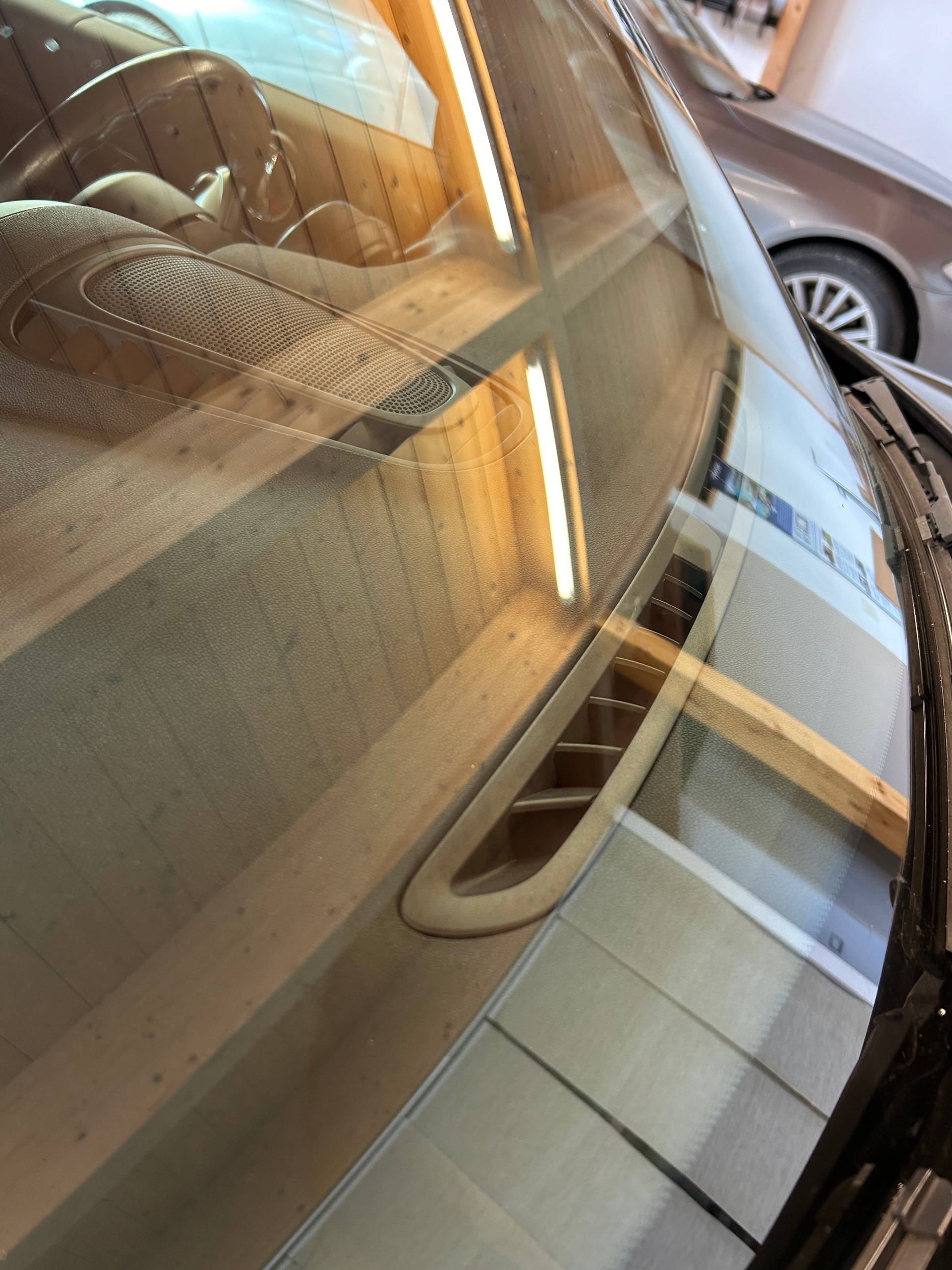 Vetro riparato - Centro installazione RG Sound
